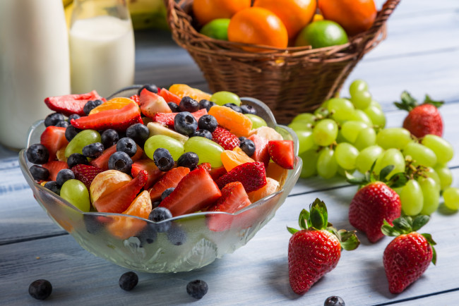 Обои картинки фото еда, фрукты,  ягоды, десерт, виноград, фруктовый, салат, fruit, клубника, strawberry, черника, salad, мандарин
