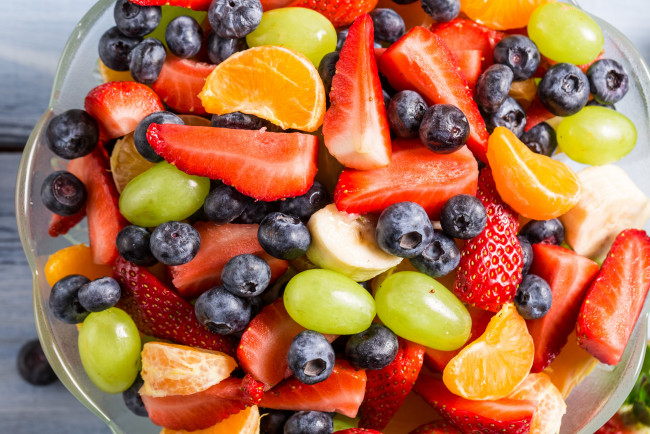 Обои картинки фото еда, фрукты,  ягоды, мандарин, виноград, черника, десерт, strawberry, salad, fruit, фруктовый, салат, клубника