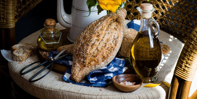 Обои картинки фото еда, хлеб,  выпечка, масло, натюрморт, ножницы, соль, салфетка
