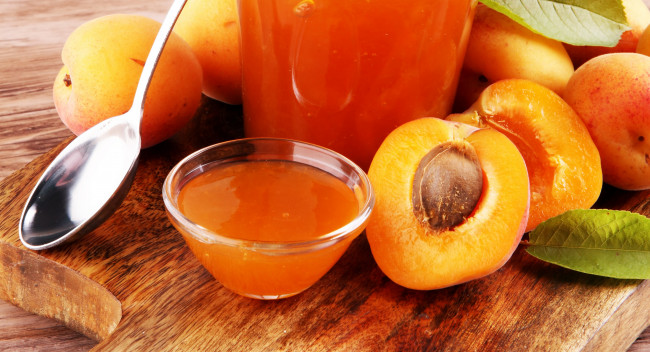 Обои картинки фото еда, мёд,  варенье,  повидло,  джем, ложка, абрикос, абрикосовый, джем, фон, листики