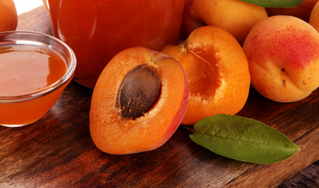 Обои картинки фото еда, мёд,  варенье,  повидло,  джем, ложка, листики, абрикос, абрикосовый, джем, фон