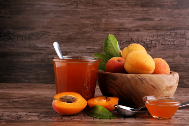 Обои картинки фото еда, мёд,  варенье,  повидло,  джем, фон, ложка, абрикосовый, джем, абрикос, листики