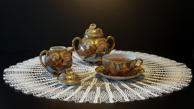 Обои картинки фото еда, напитки,  чай, вязаная, кружевная, салфетка, чай, чайный, сервиз