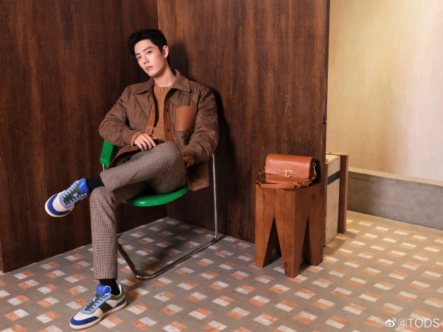 Обои картинки фото мужчины, xiao zhan, актер, куртка, кроссовки, барсетка, стул