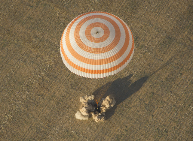 Обои картинки фото космос, разное, другое, парашют, приземление, союз, тма-04м