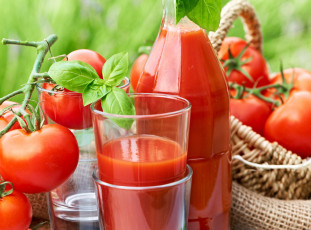 обоя еда, напитки, сок, томатный, помидоры, стаканы, бутылка, корзина, томаты