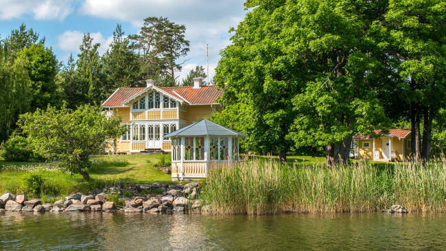 Обои картинки фото швеция, стокгольм, vaxholm, города, улицы, площади, набережные, река, дома, берег, растения, трава