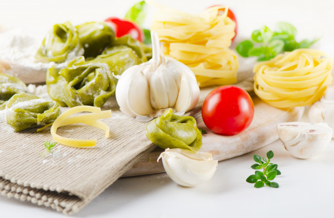 Обои картинки фото еда, разное, салфетка, чеснок, тортеллини, зелень, спагетти