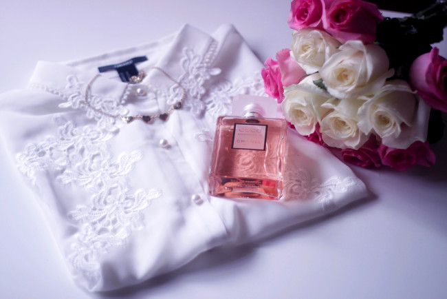 Обои картинки фото бренды, chanel, парфюм, coco, mademoiselle, блуза, блузка, цветы, букет, розы, белые, розовые