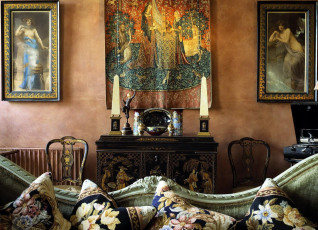 Картинка интерьер гостиная диван статуэтки тумбочка панно стулья подушки картины