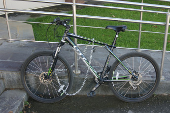 Картинка велосипед+надежно+защищен+от+угона юмор+и+приколы трава пандус замок цепь велосипед