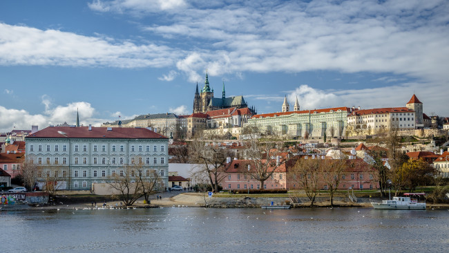 Обои картинки фото prague castle and st,  vitus cathedral,  prague, города, прага , Чехия, река, собор, дворец