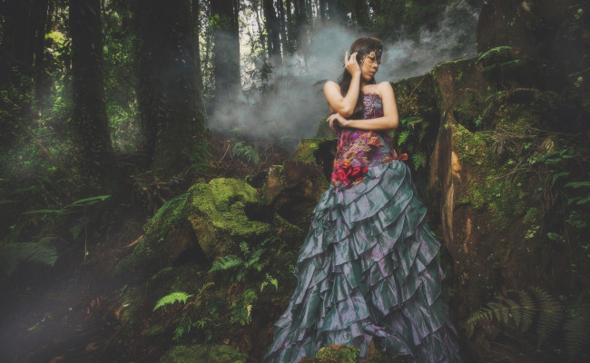 Обои картинки фото девушки, -unsort , азиатки, азиатка, платье, маска, лес