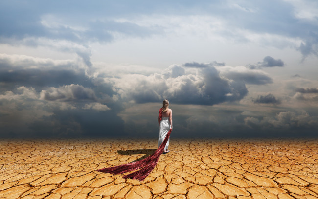 Обои картинки фото девушки, -unsort , блондинки, dress, засуха, clouds, woman, desert, блондинка, девушка, трещины