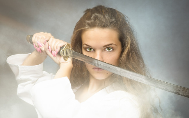 Обои картинки фото девушки, -unsort , девушки с оружием, sword, маникюр, девушка, katana, меч, взгляд, look, warrior, woman