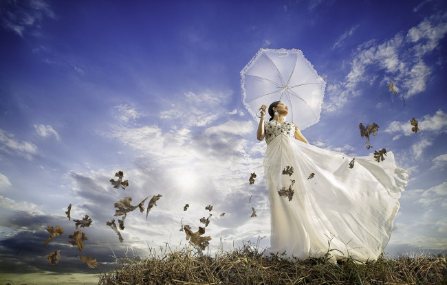 Обои картинки фото девушки, -unsort , азиатки, настроение, листья, ветер, зонтик, платье, девушка