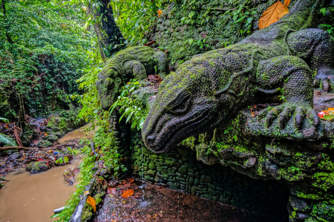 Обои картинки фото разное, садовые и парковые скульптуры, ubud, monkey, forest, bali, indonesia, statue, of, a, komodo, dragon, убуд, бали, индонезия, обезьяний, лес, заповедник, статуи, река