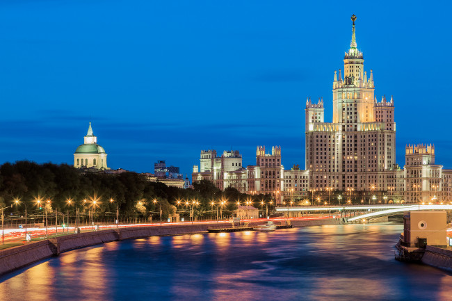 Обои картинки фото moskva river, города, москва , россия, река, огни, башни, мост, ночь