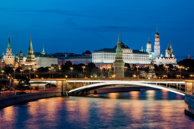 Обои картинки фото moscow kremlin, города, москва , россия, огни, башни, мост, ночь, река