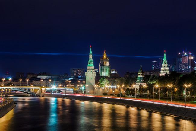 Обои картинки фото moscow kremlin, города, москва , россия, огни, башни, мост, река, ночь
