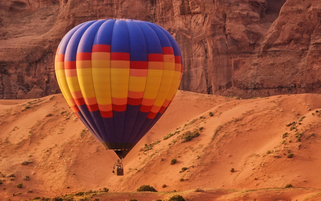 Обои картинки фото авиация, воздушные шары, шар, воздушный, разноцветный, горы