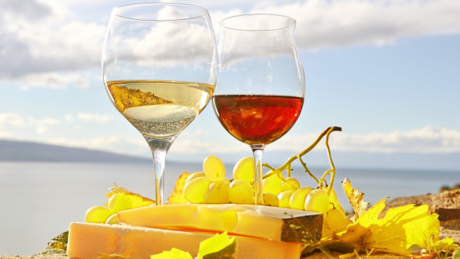 Обои картинки фото еда, напитки,  вино, вино, бокалы, сыр, виноград