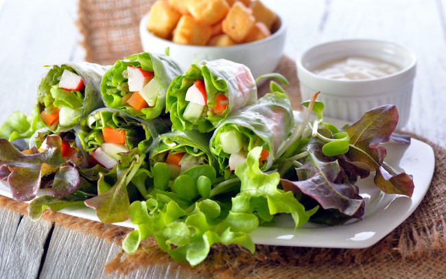 Обои картинки фото еда, салаты,  закуски, листья, салатные, соус, закуска, рулетики
