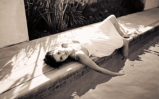 Обои картинки фото девушки, jaimie alexander, платье, брюнетка, черно-белая, бассейн
