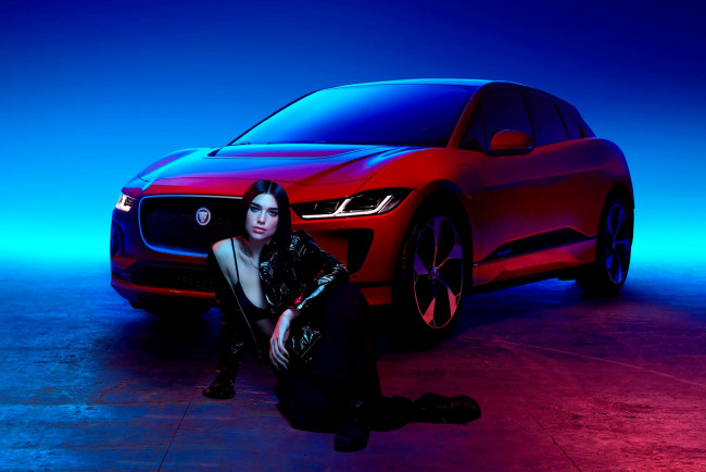 Обои картинки фото dua lipa,  jaguar i-pace 2019, автомобили, -авто с девушками, автор, песен, кроссовер, модель, красный, 2019, jaguar, i, pace, британская, певица, дуа, липа
