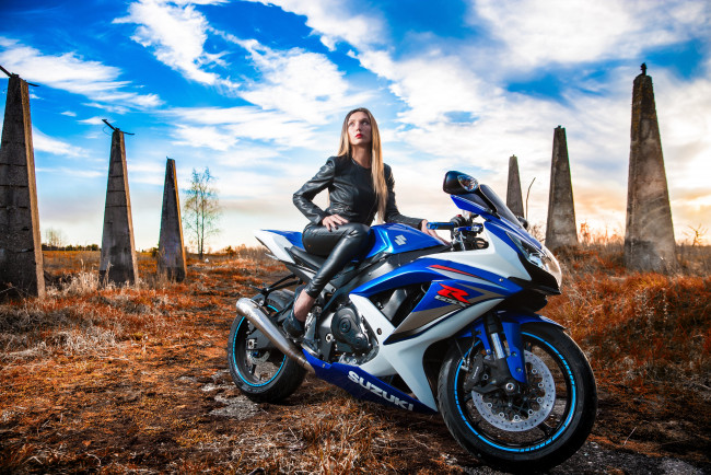 Обои картинки фото suzuki, мотоциклы, мото с девушкой, мотоцикл, девушка, модель, небо