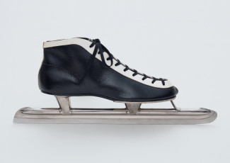 Картинка разное одежда обувь текстиль экипировка ботинок коньки фон серый