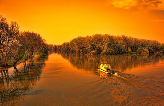 Обои картинки фото токай, венгрия, корабли, катера, оранжевый, фон, простор, река, леса, судно