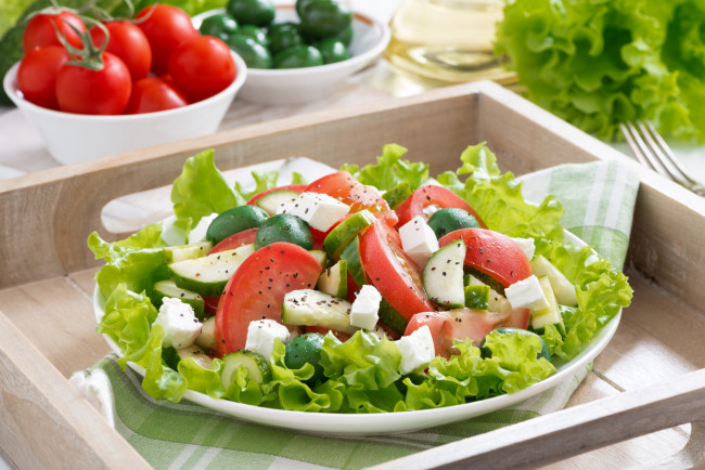 Обои картинки фото еда, салаты,  закуски, фета, огурцы, помидоры, овощи, оливки, салат