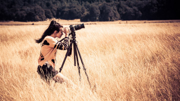 Картинка девушки -unsort+ брюнетки +шатенки роща камера фотограф девушка трава поле