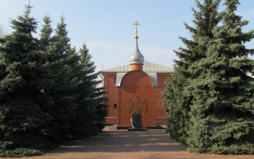 Картинка города -+православные+церкви +монастыри бывшая музей краснокирпичное здание ели аллея церковь
