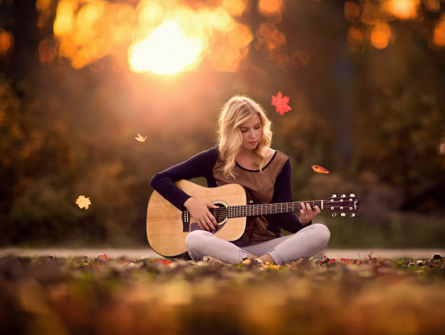 Обои картинки фото музыка, - другое, гитара, осень, девушка