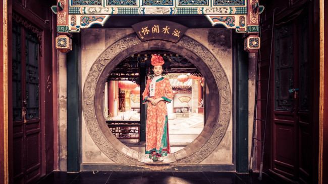 Обои картинки фото девушки, -unsort , азиатки, двери, улыбка, костюм, храм