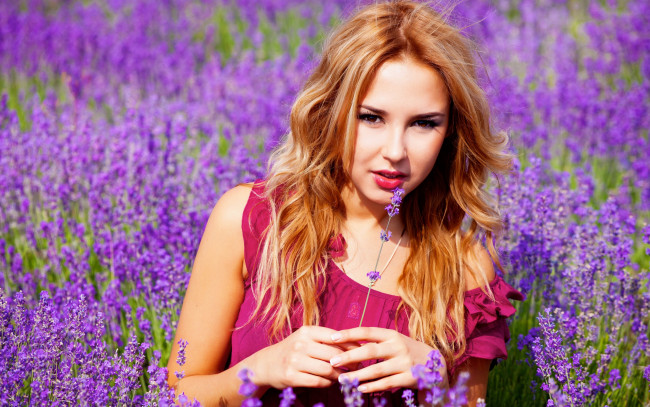 Обои картинки фото девушки, -unsort , рыжеволосые и другие, девушка, фиолетовый, сиреневый, лаванда, цветы, поле