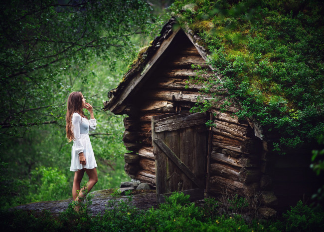 Обои картинки фото девушки, -unsort , брюнетки,  шатенки, лес, девушка, дом