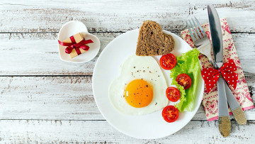 Картинка еда Яичные+блюда приборы завтрак черри глазунья сердечки хлеб помидоры томаты
