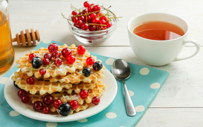 Обои картинки фото еда, блины,  оладьи, мед, смородина, чай, блинчики, ягоды