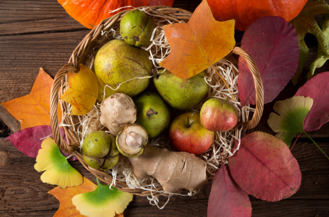 Обои картинки фото еда, фрукты,  ягоды, дары, осени, листья, корзина, груши, яблоки