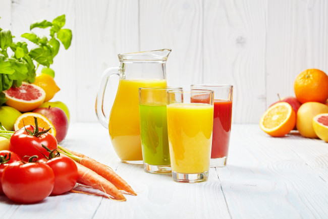 Обои картинки фото еда, напитки,  сок, томат, морковь, сок, напиток, помидоры