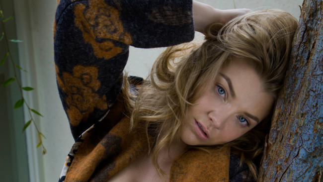 Обои картинки фото девушки, natalie dormer, халат, блондинка, лицо, актриса