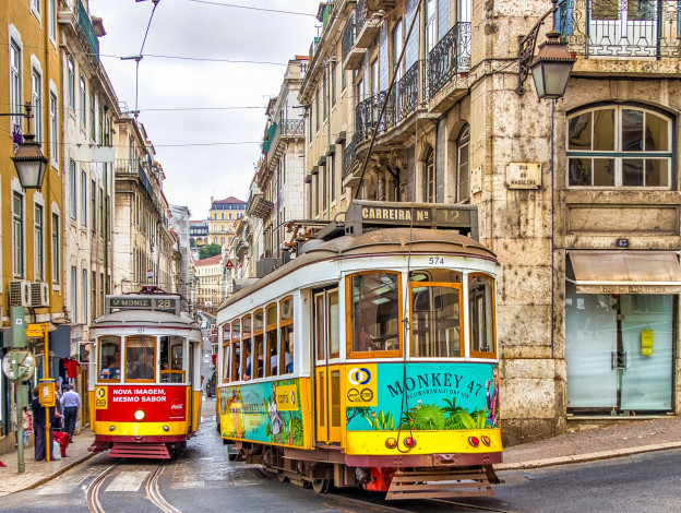 Обои картинки фото трамваи лиссабон, техника, трамваи, лиссабон, португалия, город, улица