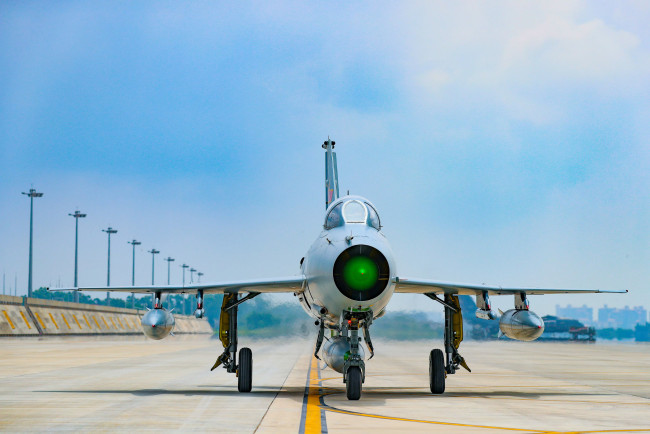 Обои картинки фото авиация, боевые самолёты, военная, машина, облака, вид, спереди, аэродром, китайский, многоцелевой, истребитель, chengdu, j7