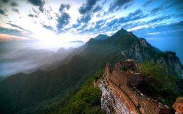 Картинка природа горы крепостная стена тучи леса