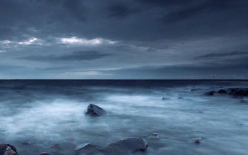 Картинка природа моря океаны океан волны фонари сумрак камни тучи