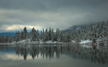 Картинка природа реки озера отражение горы ёлки деревья зима снег озеро лес
