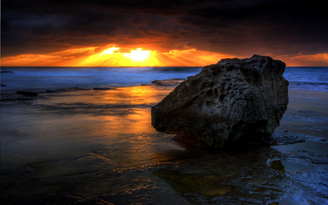 Обои картинки фото природа, восходы, закаты, пляж, тучи, валун, закат, океан